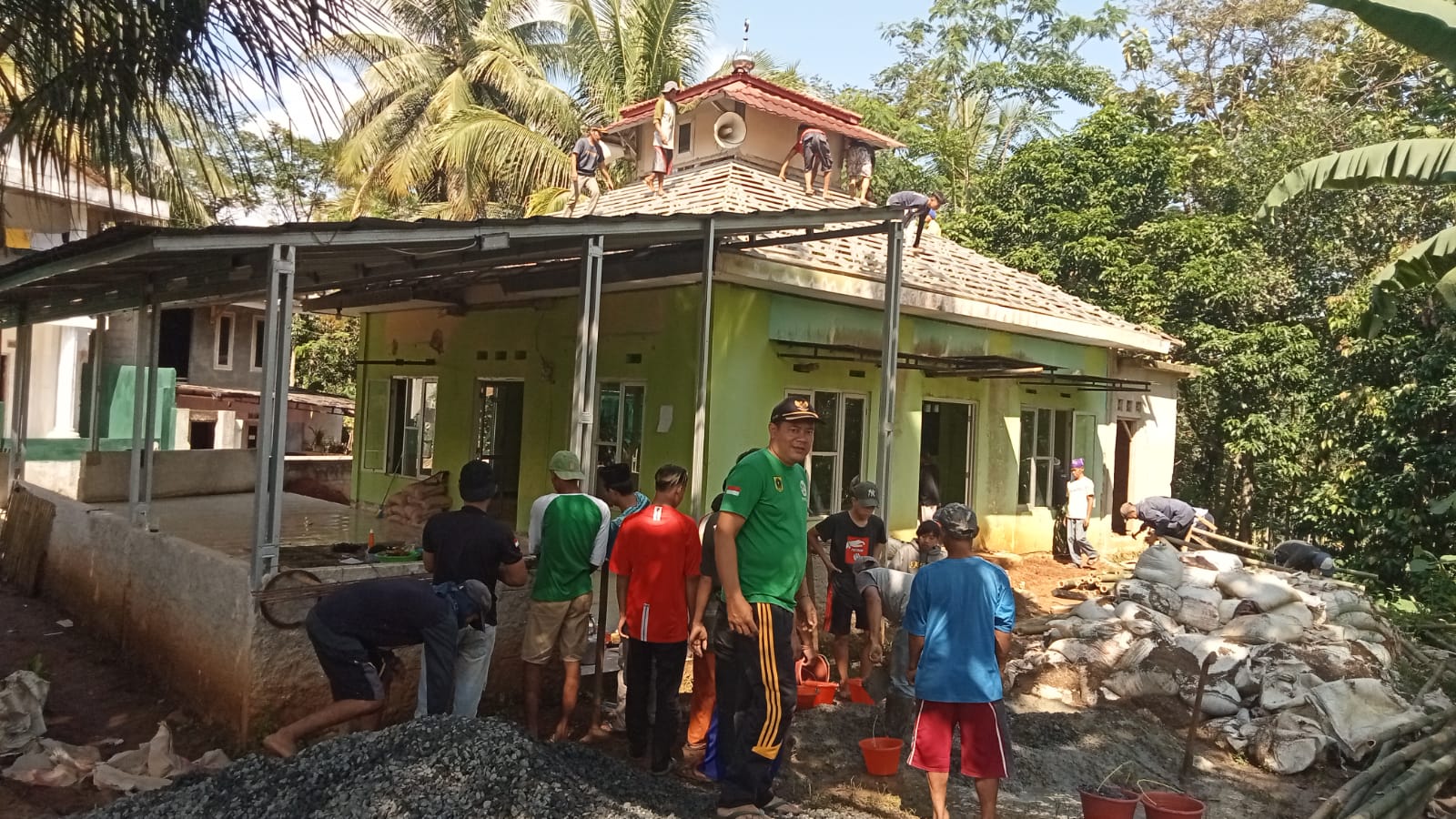 Menunggu CSR PT Antam, Warga Kampung Peteuy Swadaya Renovasi Masjid Darussolihin