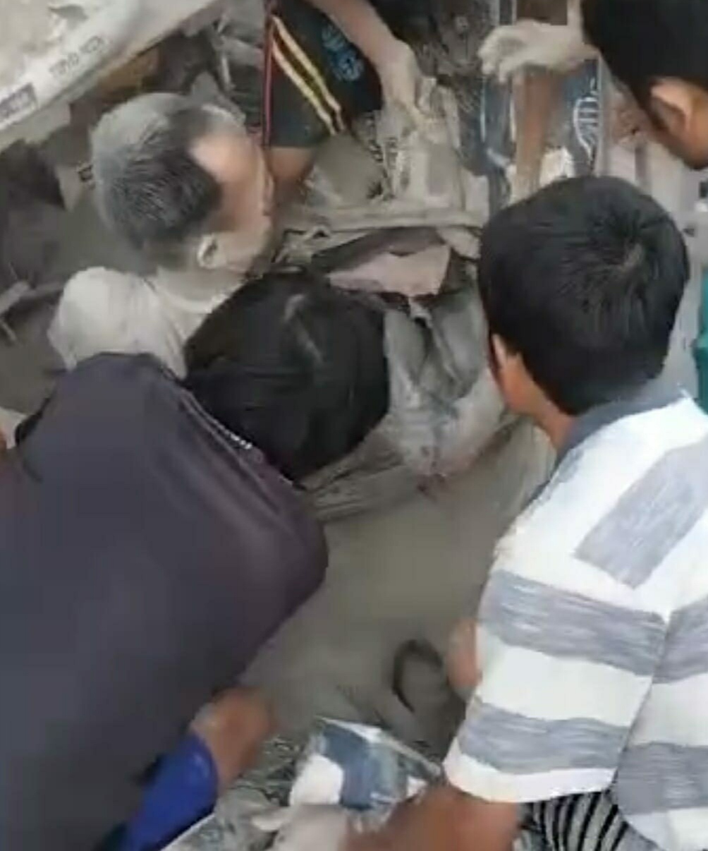 Truk Bermuatan Semen Terguling, Enam Orang Alami Luka