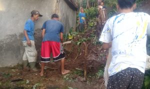 Longsor Di Pasir Tengah Tutup Akses Jalan Warga