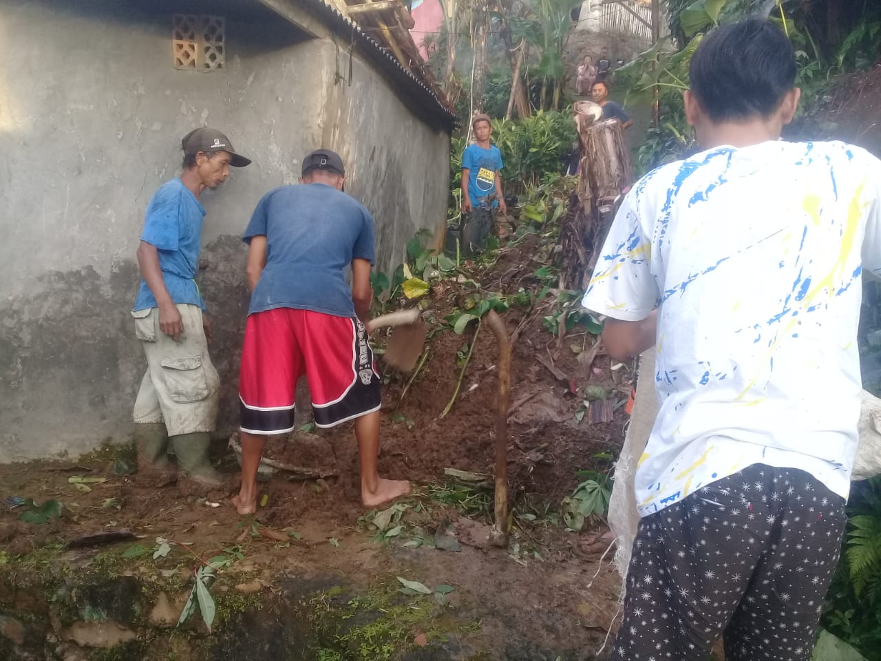 Longsor Di Pasir Tengah Tutup Akses Jalan Warga