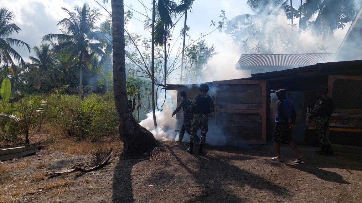 Gencar Cegah Malaria, Satgas Yonif 126 / KC Laksanakan Pengasapan Keliling Kampung Di Perbatasan Papua Gencar Cegah Malaria, Satgas Yonif 126 / KC Laksanakan Pengasapan Keliling Kampung Di Perbatasan Papua