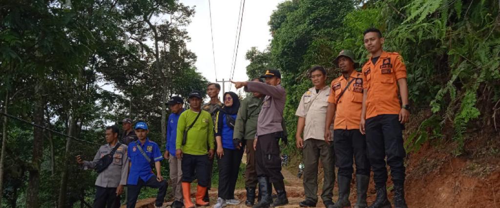 Terdampak Pergeseran Tanah, Warga Cigudeg Diminta Tidak Melintasi Lokasi