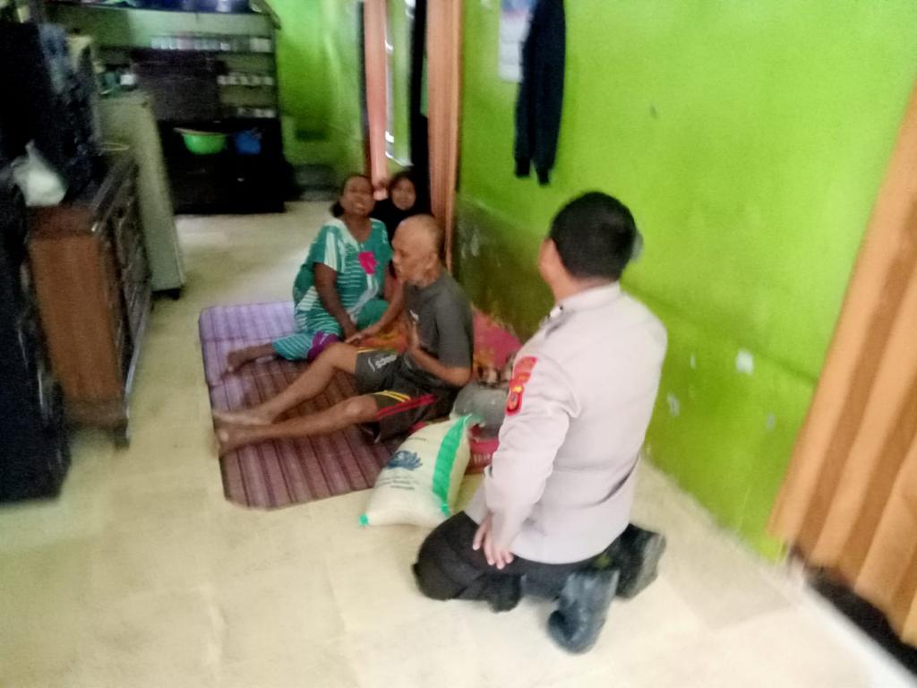 Polsek Leuwiliang  Berbagi Sembako Kepada Warga