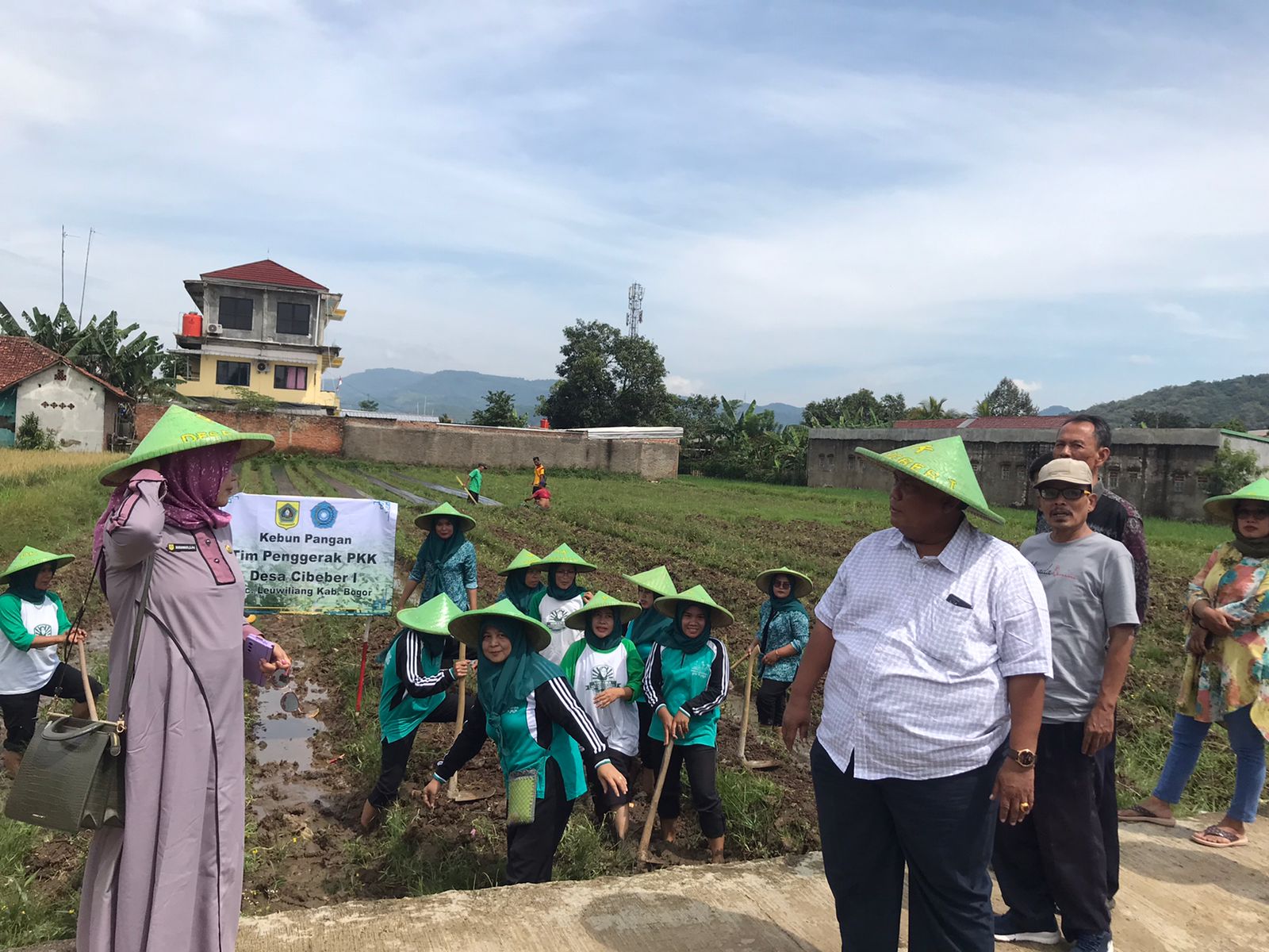 Bersamaan HTN, Pemdes Cibeber I Tanam Bibit Ketahanan Pangan