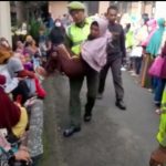 Penerima BLT di Ciampea Di Bopong Petugas Linmas