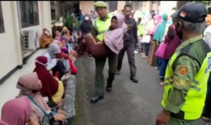 Penerima BLT di Ciampea Di Bopong Petugas Linmas