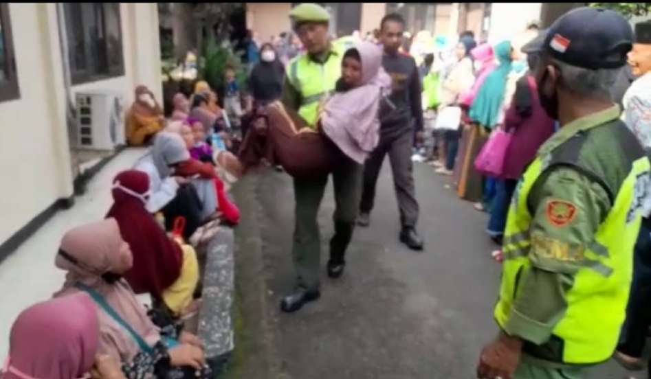 Penerima BLT di Ciampea Di Bopong Petugas Linmas