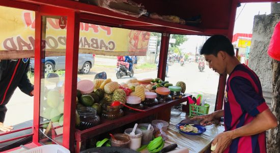 Kuliner Goyang lidah Asinan dan Rujak serut  Pak Win