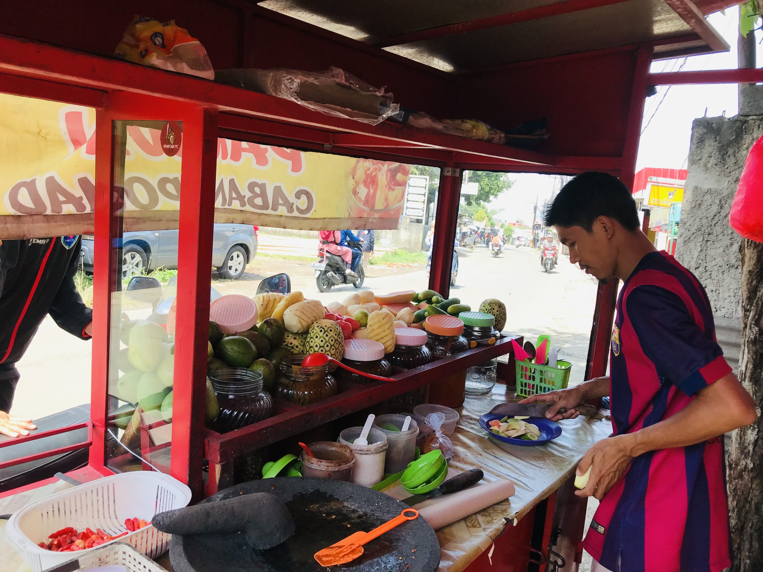 Kuliner Goyang lidah Asinan dan Rujak serut  Pak Win