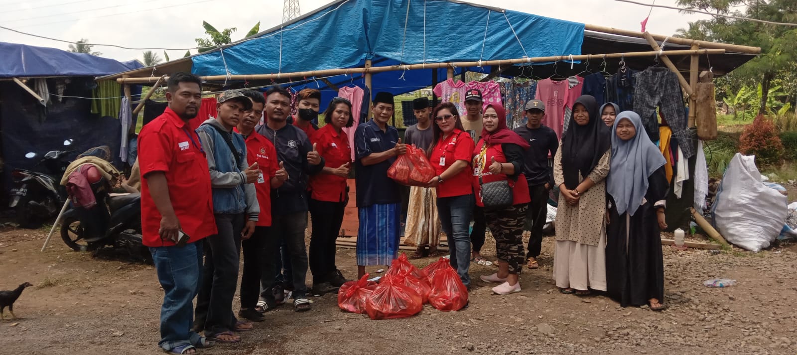 Bakti Sosial IJP Korcam Cipanas Cianjur bagikan  Beras kepada warga