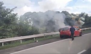 Sedan Merah Di Lalap si Jago Merah di toll Jagorawi Sedan Merah Di Lalap si Jago Merah di toll Jagorawi