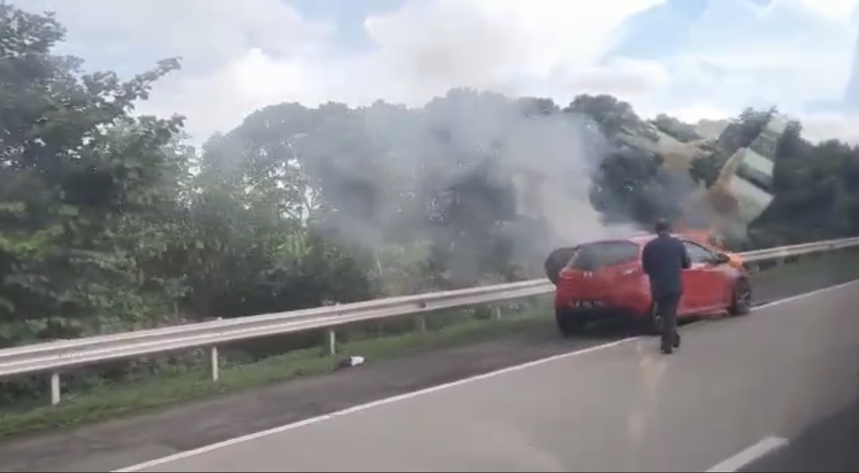 Sedan Merah Di Lalap si Jago Merah di toll Jagorawi
