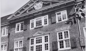 Setelah lebih dari tiga abad pendudukan kolonial oleh Belanda, Indonesia menyatakan diri sebagai negara merdeka pada tahun 1945