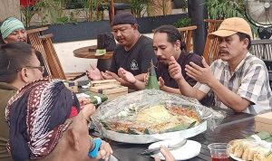 Kelompok Seniman dan Budaya Kabupaten Jepara, Lembaga Jepara Membangun, PHRI Jepara, Ormas GMBI, PEKAT IB, Lindu Aji serta perwakilan yang peduli dengan konservasi pulau Karimun Jawa, Mengadakan Tasyakuran Kelompok Seniman dan Budaya Kabupaten Jepara, Lembaga Jepara Membangun, PHRI Jepara, Ormas GMBI, PEKAT IB, Lindu Aji serta perwakilan yang peduli dengan konservasi pulau Karimun Jawa, Mengadakan Tasyakuran