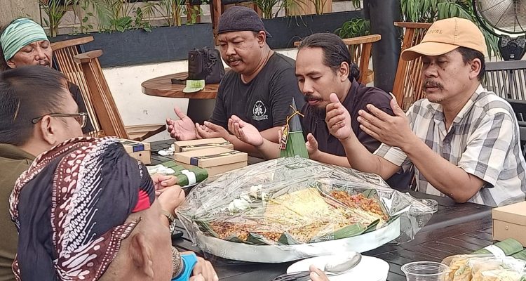 Kelompok Seniman dan Budaya Kabupaten Jepara, Lembaga Jepara Membangun, PHRI Jepara, Ormas GMBI, PEKAT IB, Lindu Aji serta perwakilan yang peduli dengan konservasi pulau Karimun Jawa, Mengadakan Tasyakuran