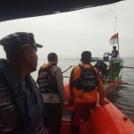 Lanal Bengkulu Evakuasi Perahu Nelayan Tradisional Yang Mengalami Rusak Mesin di Laut