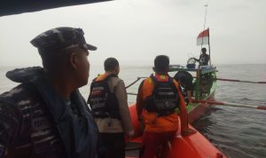Lanal Bengkulu Evakuasi Perahu Nelayan Tradisional Yang Mengalami Rusak Mesin di Laut