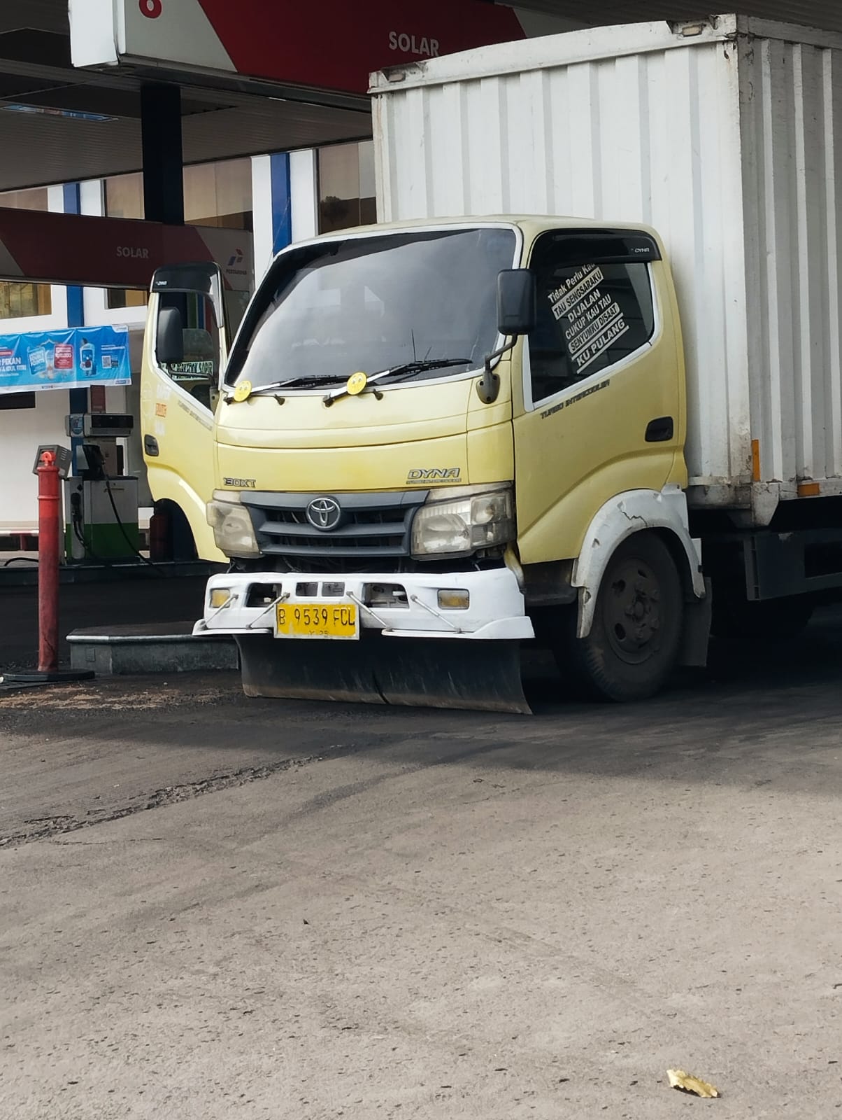 Lagi Dan Lagi Kendaraan Di Duga Bermuatan Ribuan Solar Subsidi Di dalam Box Di temukan Mengisi Di SPBU 33.138.01