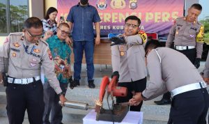 Polres Kubu Raya Musnahkan Puluhan Knalpot Brong dan Tindak Ribuan Pelanggar Lalu Lintas