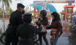 Satbrimob Kalbar di Jumat Berkah Berbagi Takjil Kepada Pengguna Jalan