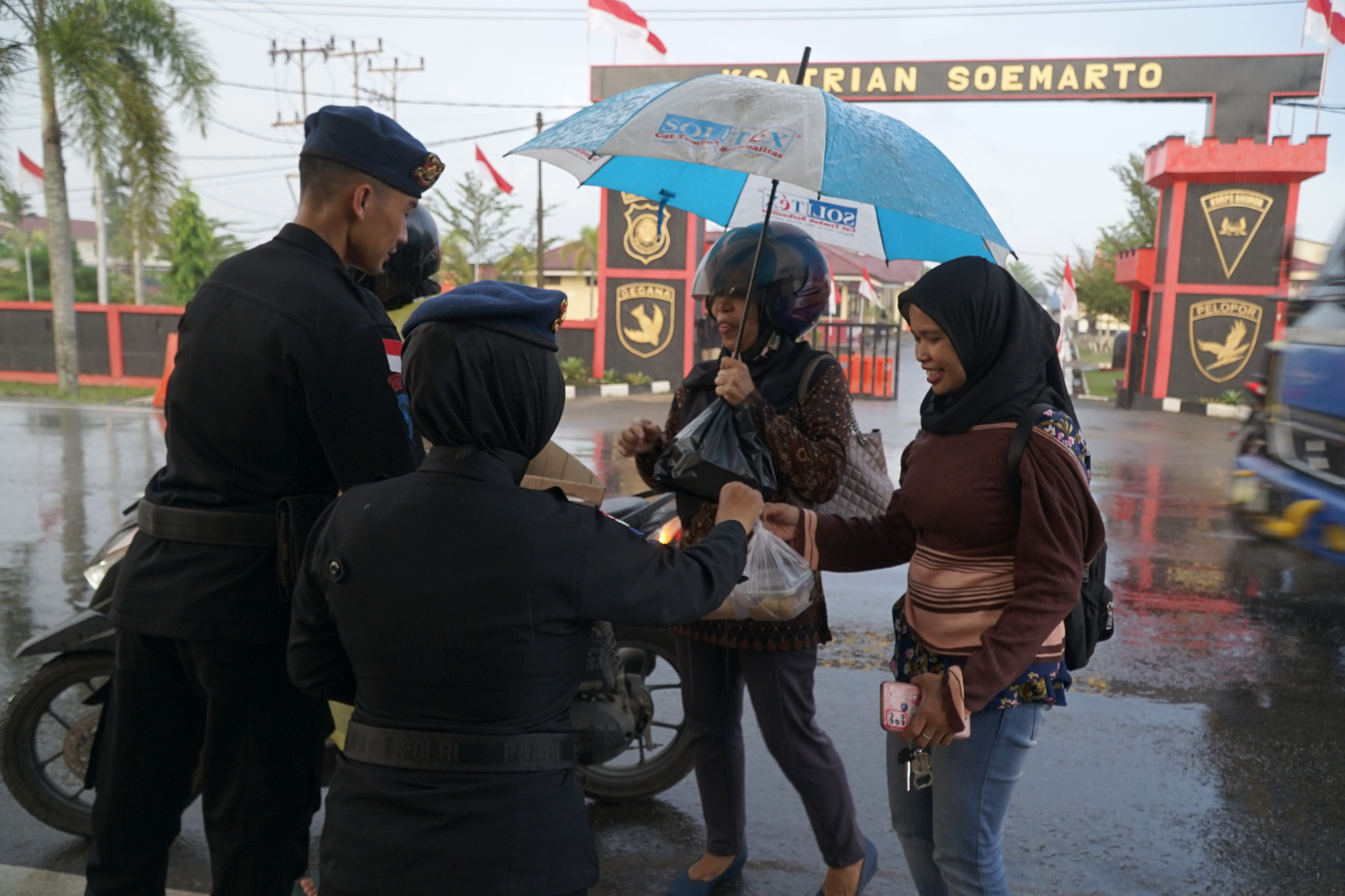 Satbrimob Kalbar di Jumat Berkah Berbagi Takjil Kepada Pengguna Jalan