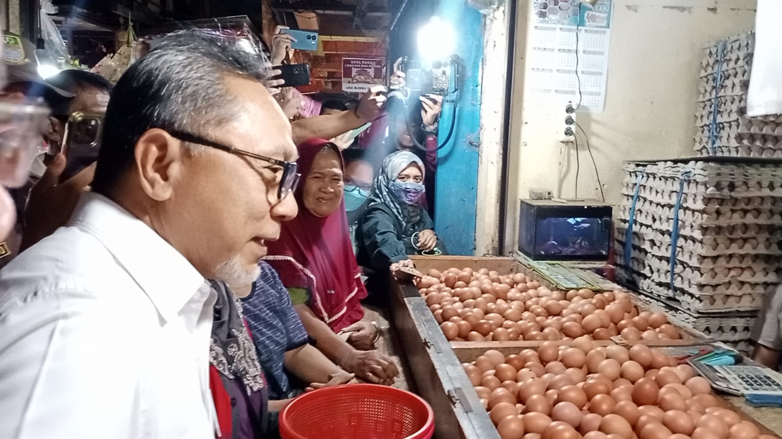Tinjau Pasar Tambun, Mendag Zulkifli Hasan: Alhamdulillah, Harga Bapok Sudah Mulai Turun, Semoga Rakyat Bahagia