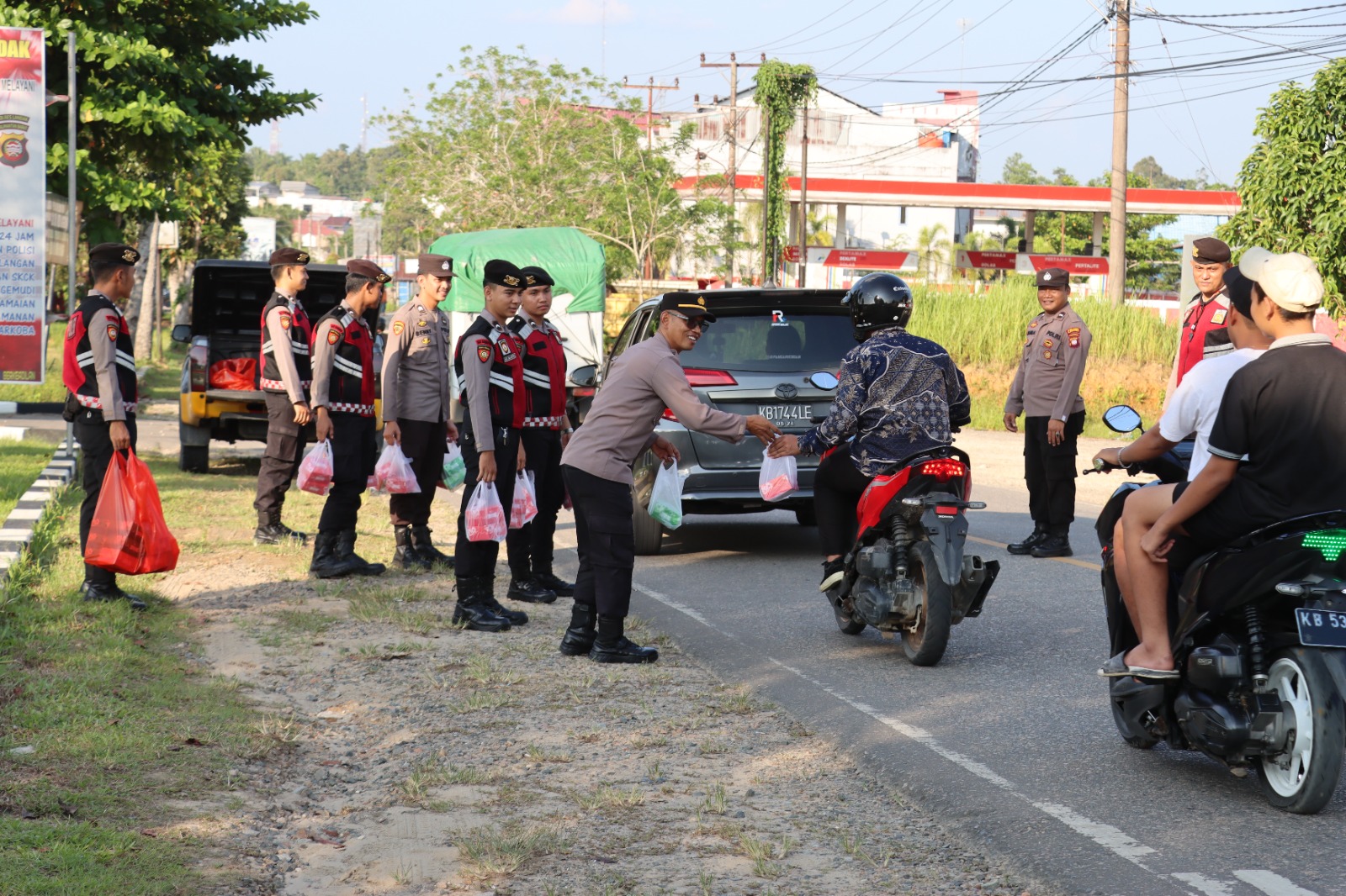 Polisi Bagikan Takjil di Depan Mako Disertai Himbauan Tertib Berlalulintas