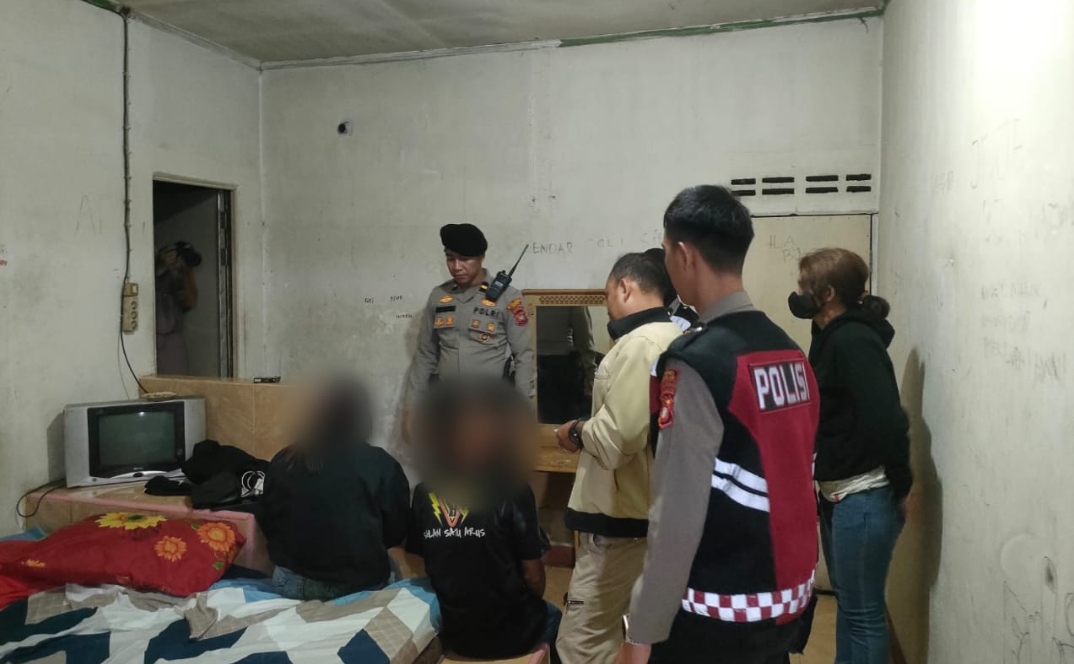 Asik Dalam Selimut Pasangan Sejoli Disebuah Kamar Penginapan di Tangkap Polisi