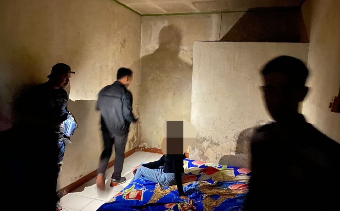 Asik Kelonan Enam Sejoli Kaget Lempar Selimut Akibat di Datangi Polisi