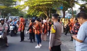 Polsek Kemayoran Berbagi Takjil Kepada Warga