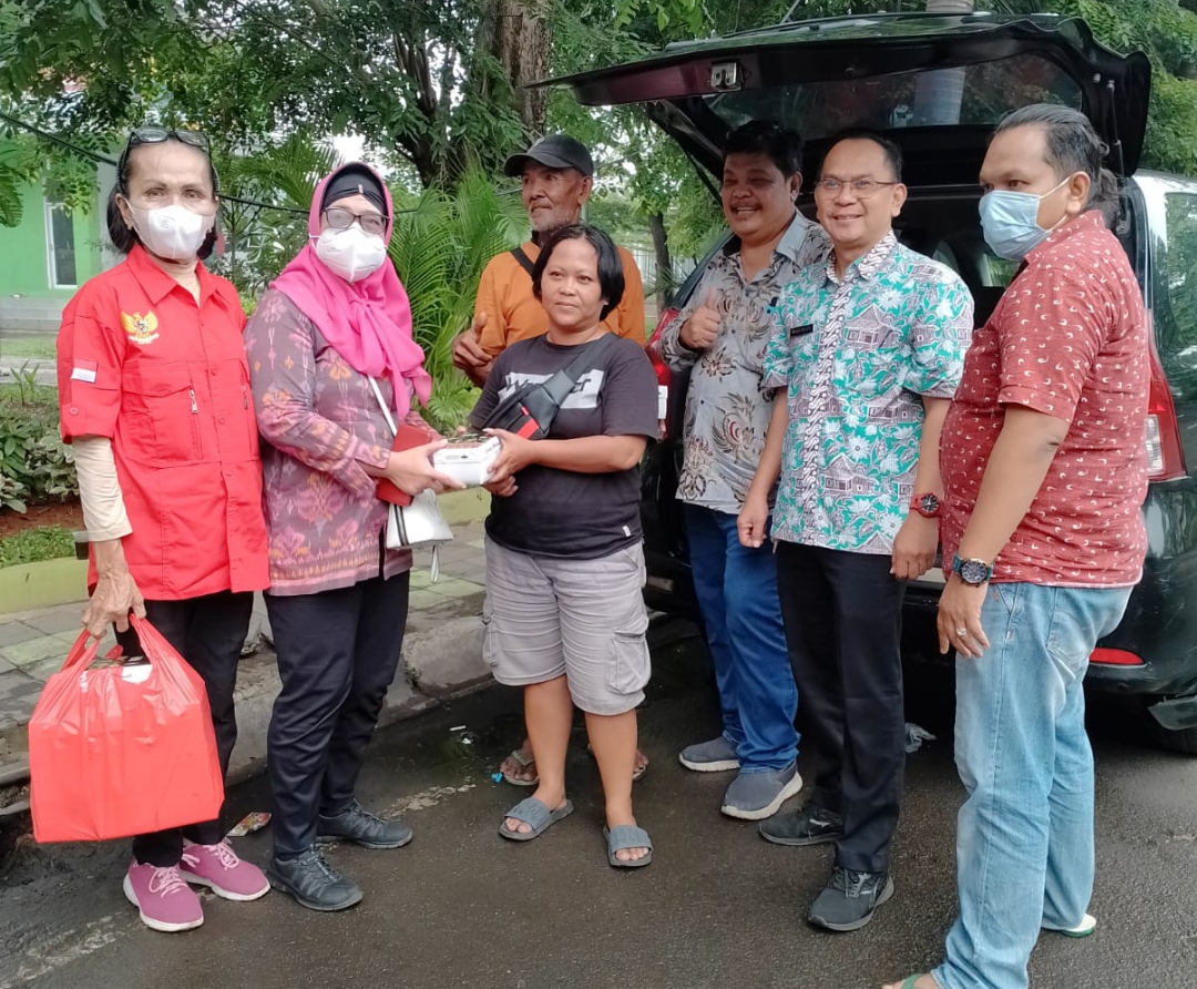 Berkah Ramadhan, Aliansi Wartawan Indonesia Bangkit Bersama (AWIBB) Bagikan Takjil On The Road
