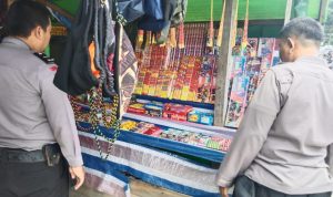 Polisi Razia Pedagang Petasan di Kecamatan Ngabang, Puluhan Petasan di Sita