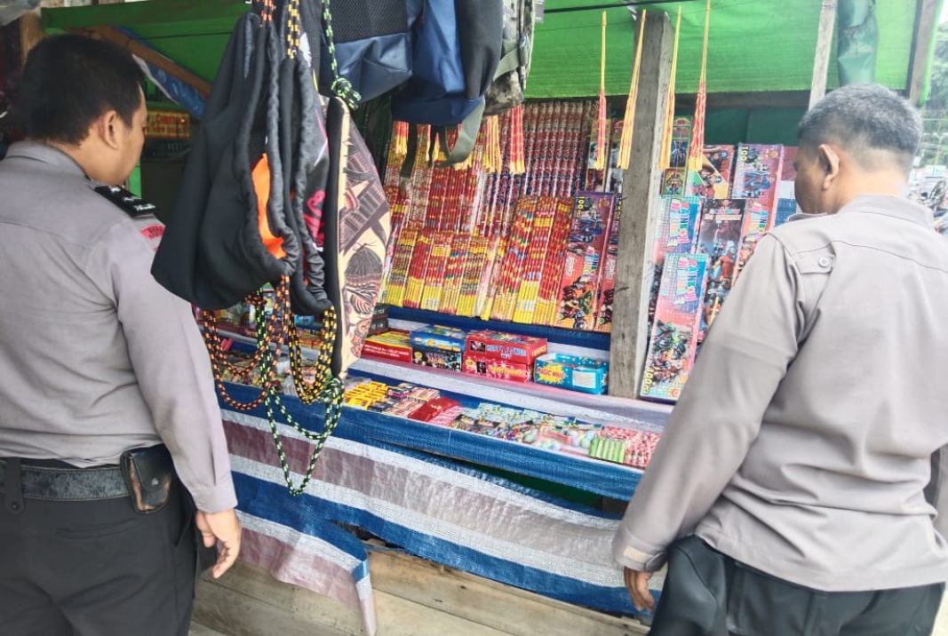 Polisi Razia Pedagang Petasan di Kecamatan Ngabang, Puluhan Petasan di Sita