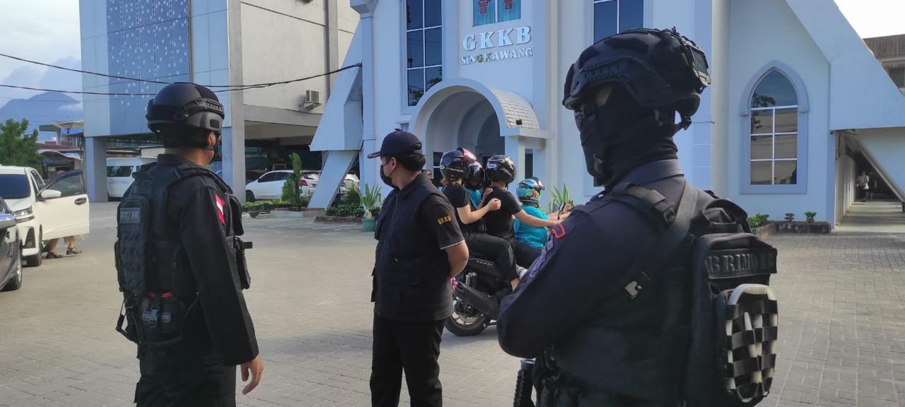Jamin Keamanan dan Kenyamanan Ibadah di Gereja, Brimob Polda Kalbar Gencarkan Patroli di Semua Gereja