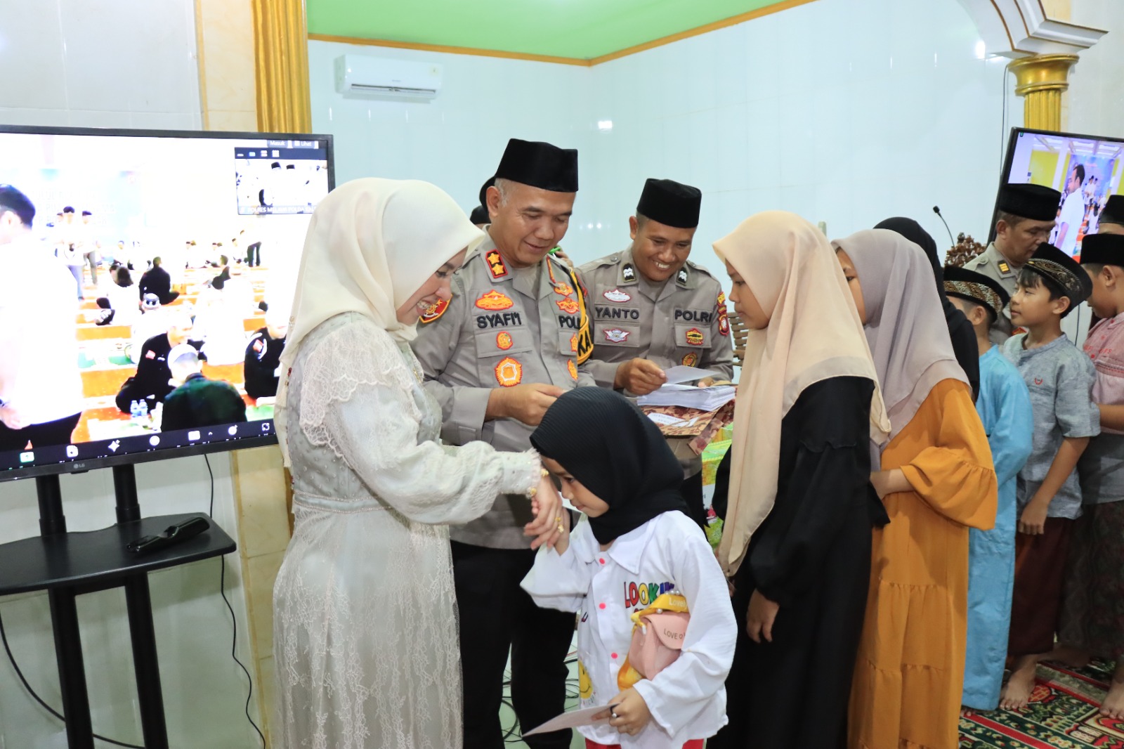 Nuzulul Qur’an dan Buka Puasa Bersama Kapolda Kalbar, Kapolres Melawi Berikan Santunan