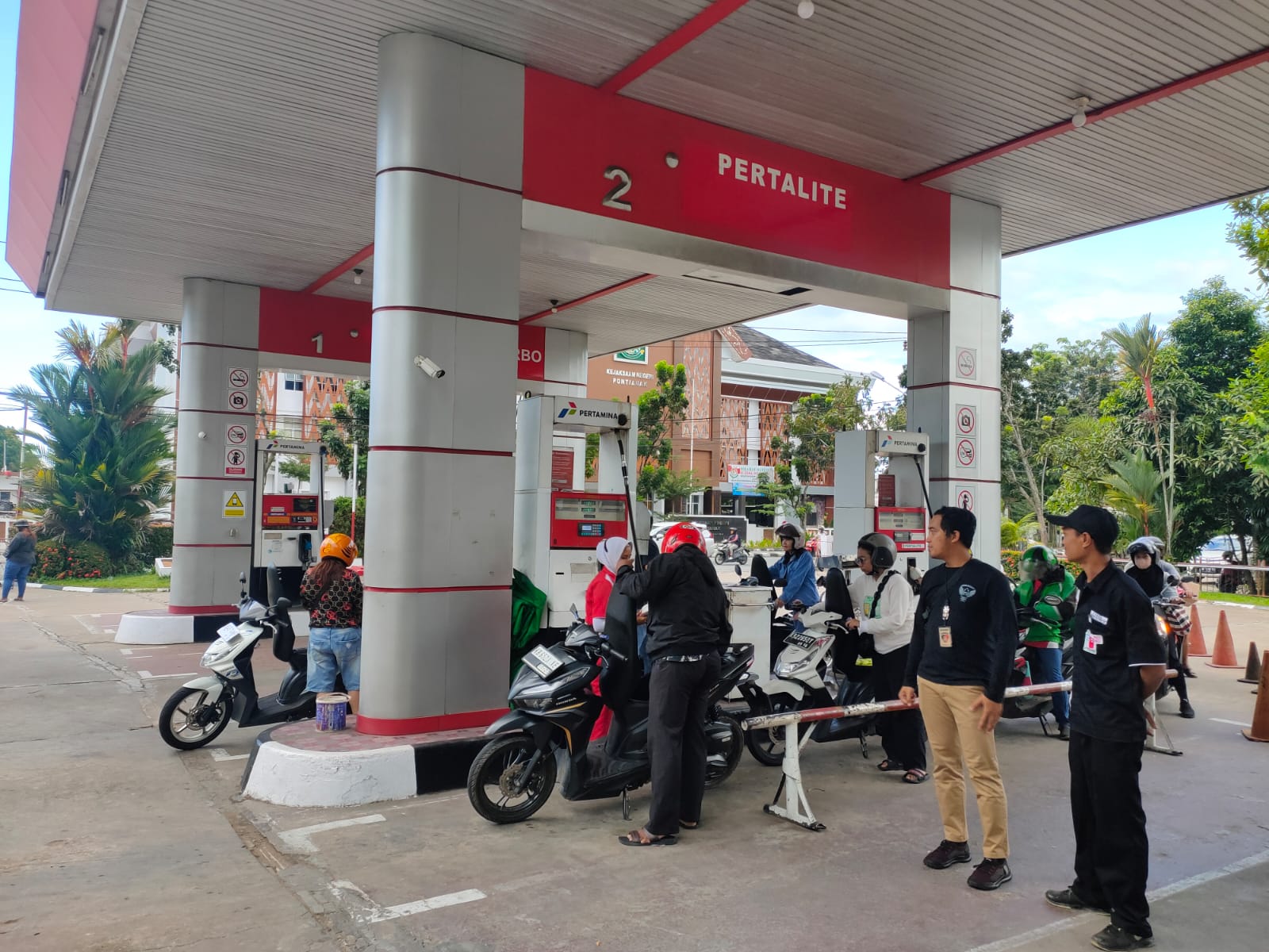 Anggota Unit Tipidter Sat Reskrim Polresta Pontianak Lakukan Pengecekan dan Himbauan di SPBU PT. Merita Abadi Sukses di Kota Bar