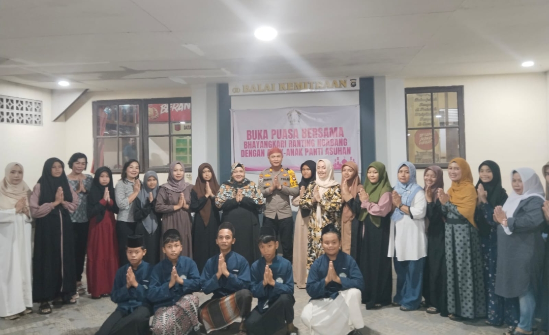 Personil Polsek Ngabang Dan Bhayangkari Gelar Buka Puasa Bersama, Keluarga yang SAMAWA Menjadi Topik Tausiyah KH. Nurcholis