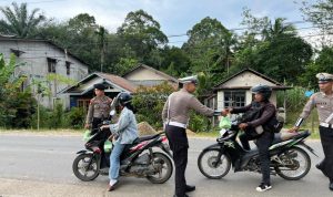 Sat Lantas Polres Melawi Bagikan Takjil dan Atur Lalu Lintas di Pasar Juadah Kantin Ramadan