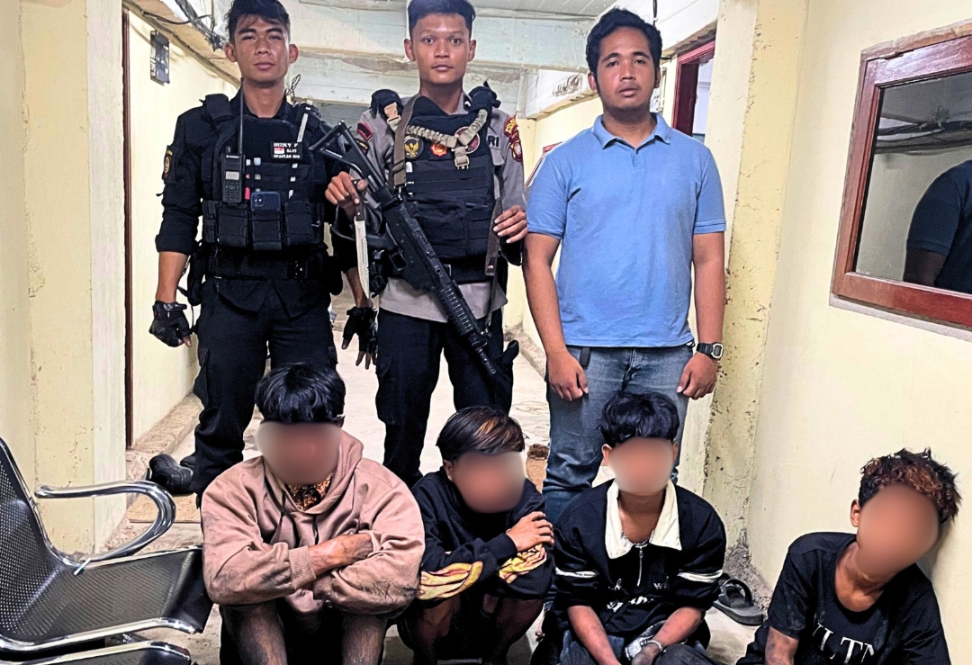 Saat Mau Tawuran Sekelompok Pemuda di Tangkap Polisi dan 2 Bilah Sajam Sebagai Barang Bukti