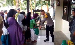 Polisi Berbagi, Polsek Nanga Mahap Serahkan Bansos