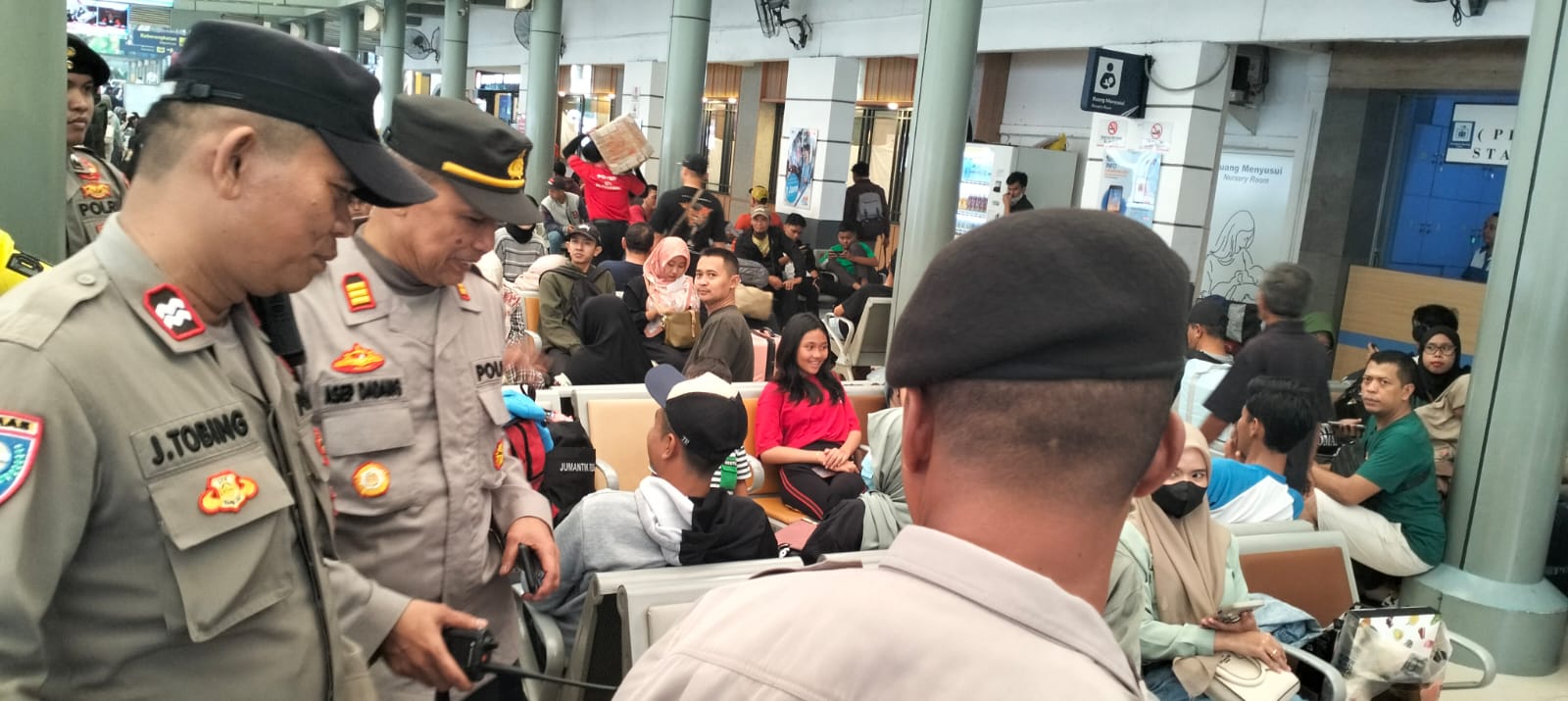 Berikan Himbauan Pemudik di Stasiun Senen