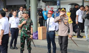 Kapolrestro Jakarta Pusat Cek dan Memberikan Himbauan Kepada Pemudik Yang Masih Mengalir di Stasiun Senen