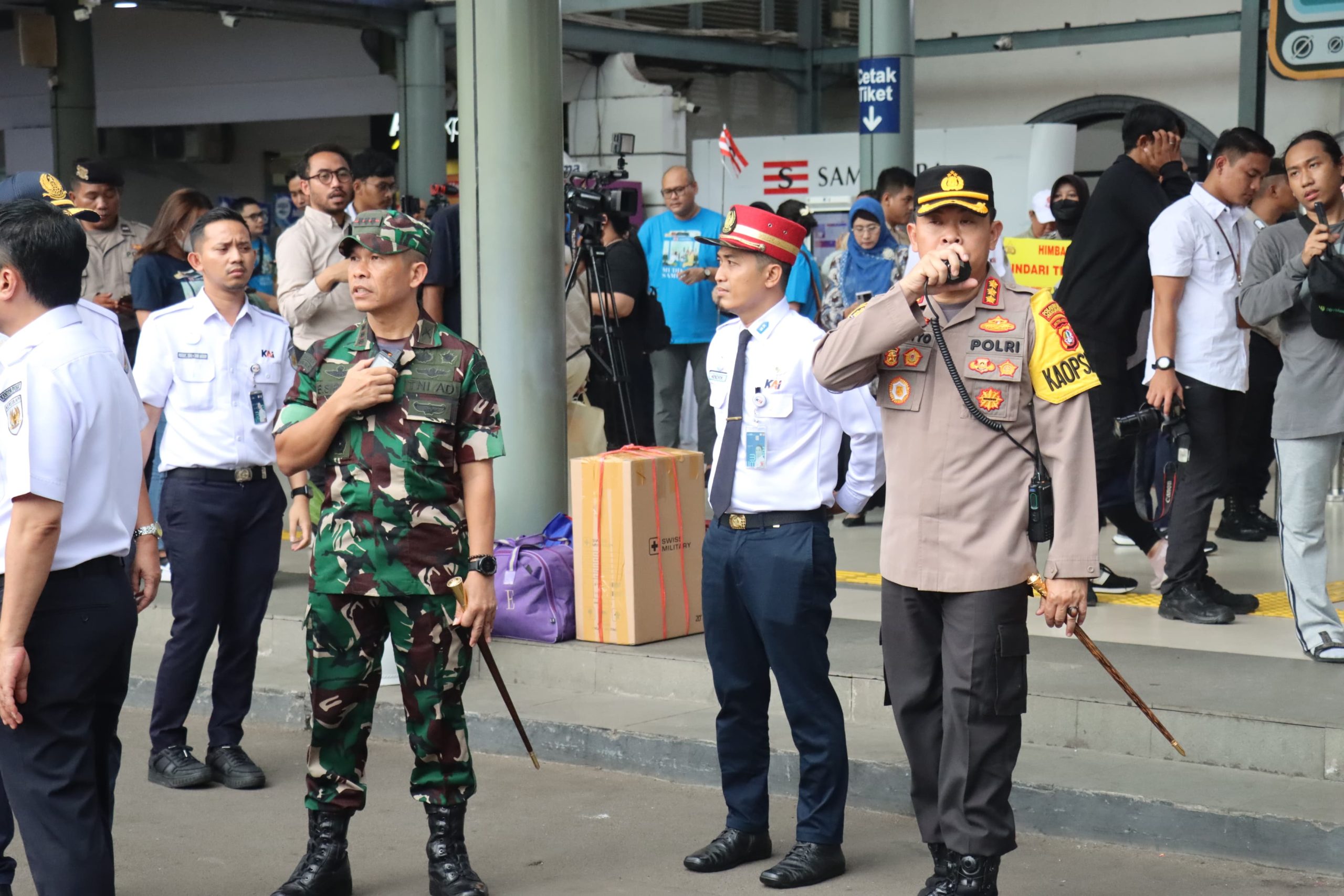 Kapolrestro Jakarta Pusat Cek dan Memberikan Himbauan Kepada Pemudik Yang Masih Mengalir di Stasiun Senen