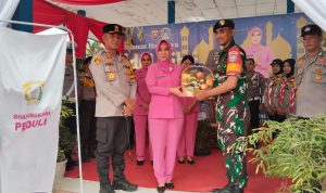 Kapolres Melawi dan Ketua Bhayangkari Bagikan Bingkisan Idul Fitri Kepada Personil di Pos Pelayanan Ops Ketupat