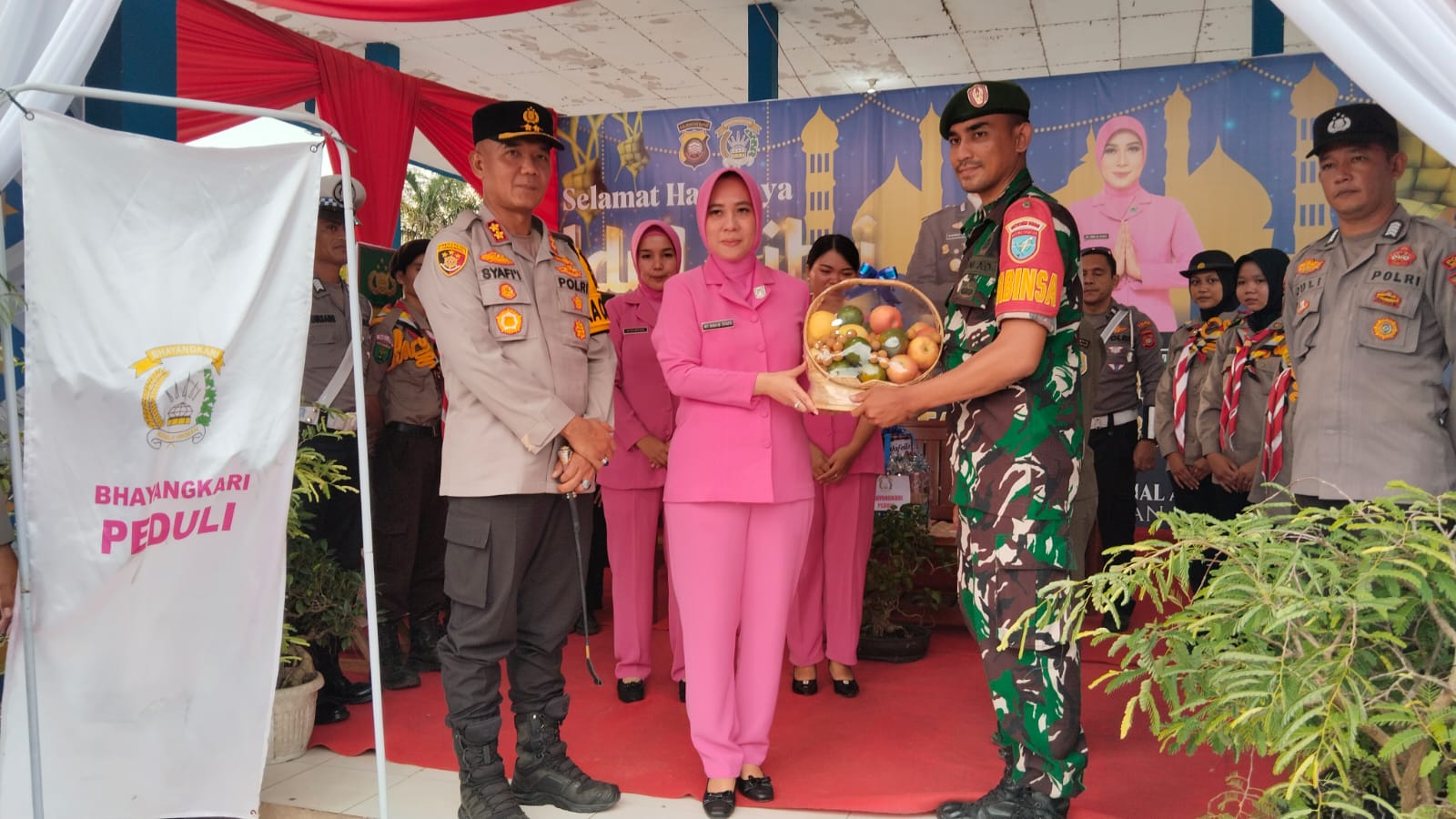 Kapolres Melawi dan Ketua Bhayangkari Bagikan Bingkisan Idul Fitri Kepada Personil di Pos Pelayanan Ops Ketupat