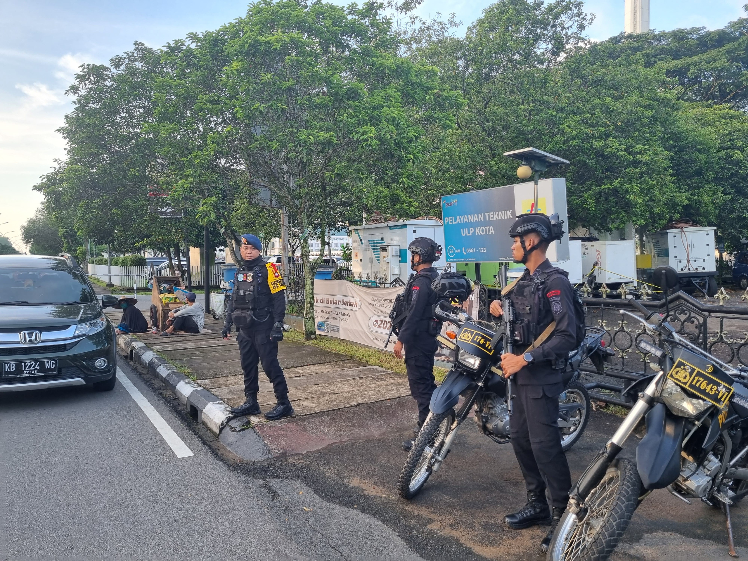 Satbrimob Polda Kalbar Amankan Kegiatan Masyarakat Laksanakan Ibadah Sholat Idul Fitri