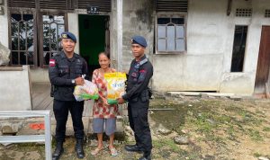 Dengan Berbagi dan Peduli Sesama Bentuk Rasa Syukur Satbrimob Polda Kalbar