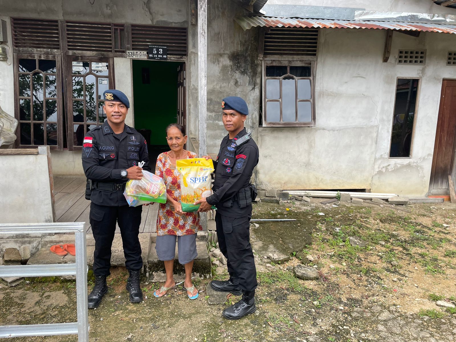 Dengan Berbagi dan Peduli Sesama Bentuk Rasa Syukur Satbrimob Polda Kalbar