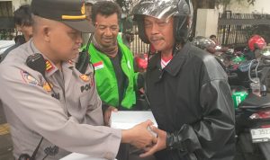 Jumat Berkah, Kanit Bimas Polsek Metro Menteng Berbagi Nasi Kotak Kepada Warga