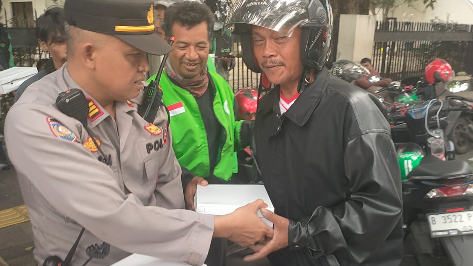Jumat Berkah, Kanit Bimas Polsek Metro Menteng Berbagi Nasi Kotak Kepada Warga